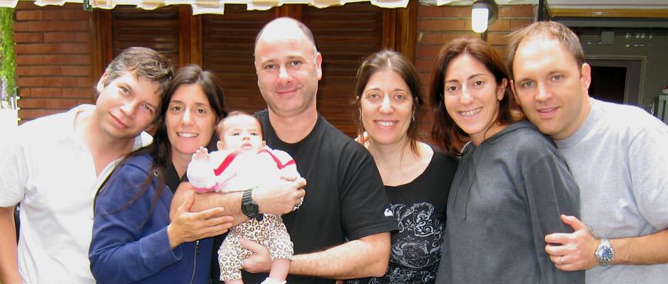 Foto de la familia Guinsburg con Kyla, Martha y Flavio