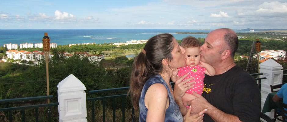 Foto de la familia Guinsburg con Kyla, Martha y Flavio